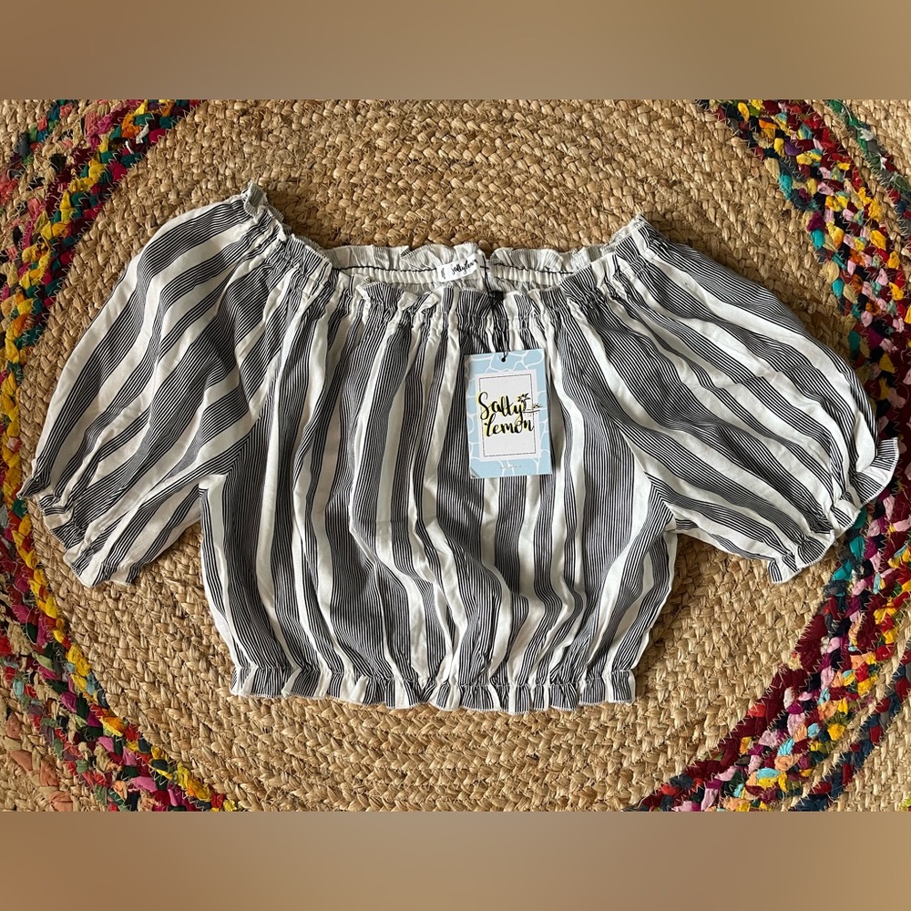 Salty Lemon sz small
Striped cropped blouse.